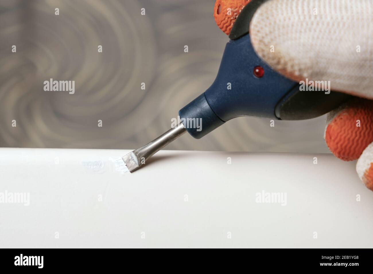 restauration et réparation de meubles en bois avec cire Banque D'Images