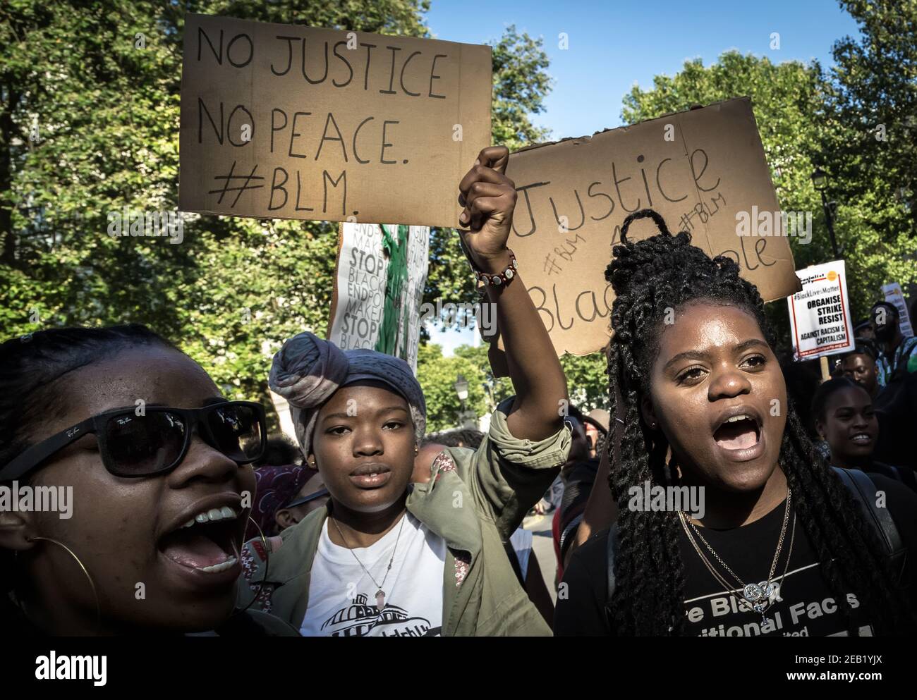 Les manifestants de Black Lives Matter traversent Westminster vers Downing Street lors d'une journée nationale d'action à travers le pays. Londres, Royaume-Uni. Banque D'Images