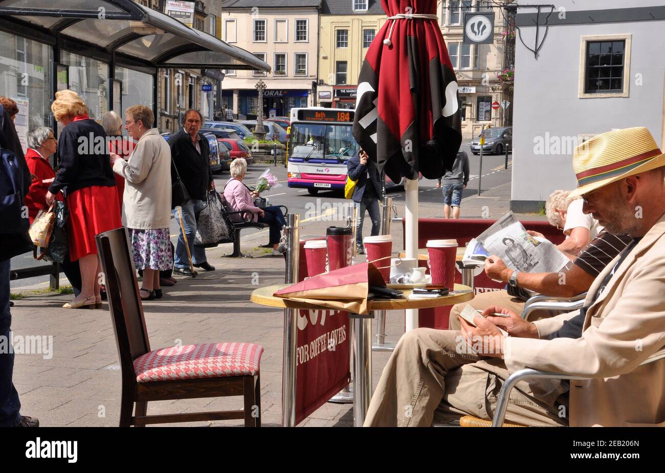 Société de café. Les gens qui profitent du soleil à la fin du printemps dans la ville de Frome dans le Somerset. Banque D'Images