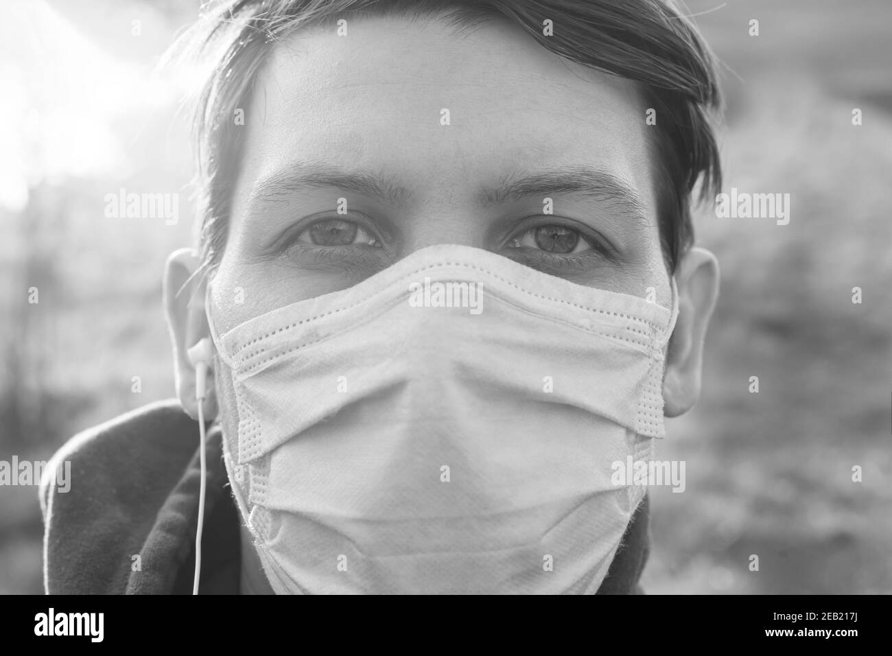 portrait d'un jeune homme dans un masque médical Banque D'Images