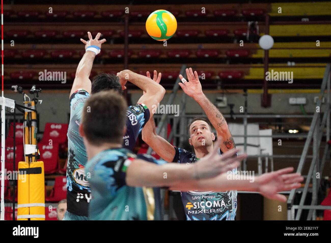 Pérouse, Italie. 11 février 2021. 2/11/2021 - travica dragan (n.04 setter sir safety conad perugia) alza lors de Tours VB contre Sir Sicoma Monini Perugia, CEV Champions League volley-ball match à Perugia, Italie, février 11 2021 (photo par IPA/Sipa USA) Credit: SIPA USA/Alay Live News Banque D'Images