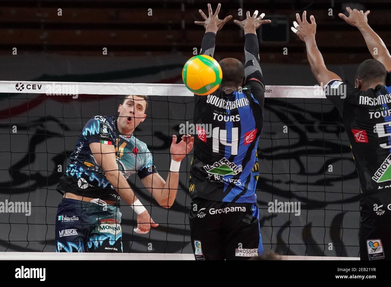 Pérouse, Italie. 11 février 2021. 2/11/2021 - aleksandar atanasijevic (n.14 en face de Spiker sir safety conad perugia) schiaccia pendant Tours VB vs Sir Sicoma Monini Perugia, CEV Champions League volley-ball match à Pérouse, Italie, février 11 2021 (photo par IPA/Sipa USA) Credit: SIPA USA/Alay Live News Banque D'Images