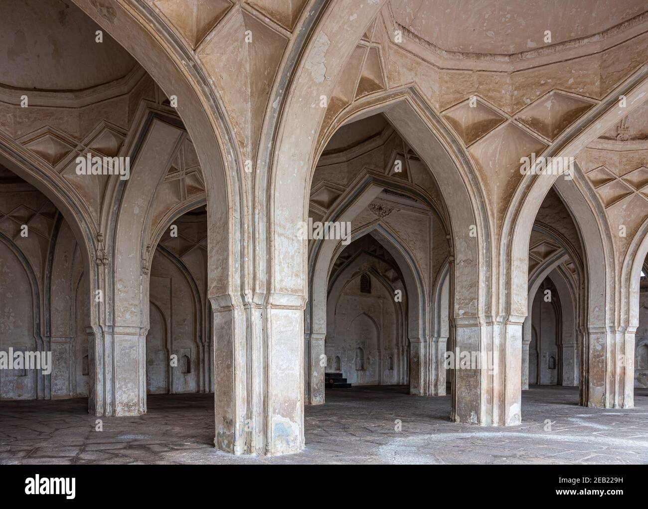 Vijayapura, Karnataka, Inde - 8 novembre 2013 : hall voûté beige brun et piliers de la mosquée Ibrahim Rauza. Banque D'Images