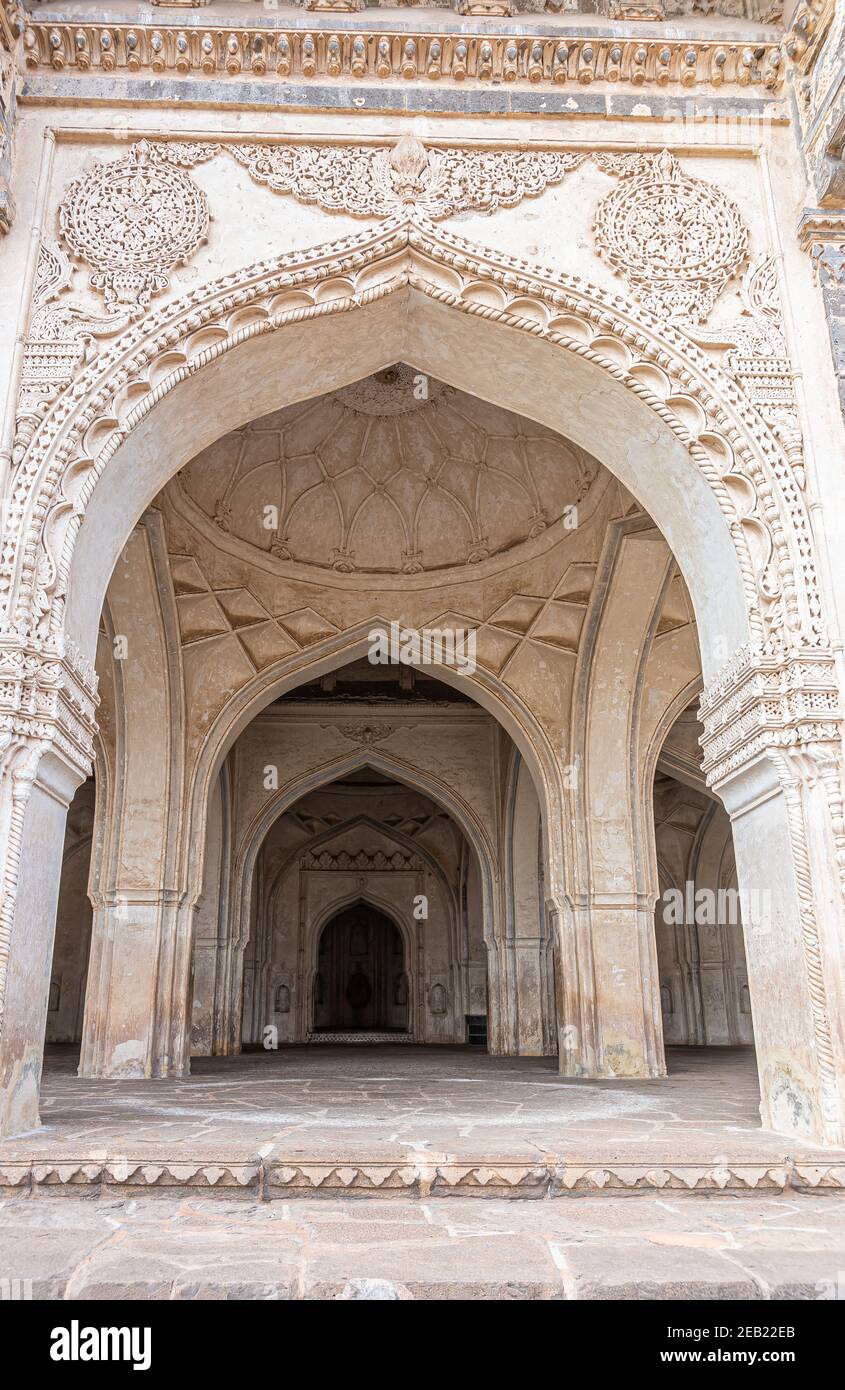 Vijayapura, Karnataka, Inde - 8 novembre 2013 : Ibrahim Rauza. Portrait de l'arche sculptée beige devant l'entrée principale de la mosquée. Banque D'Images