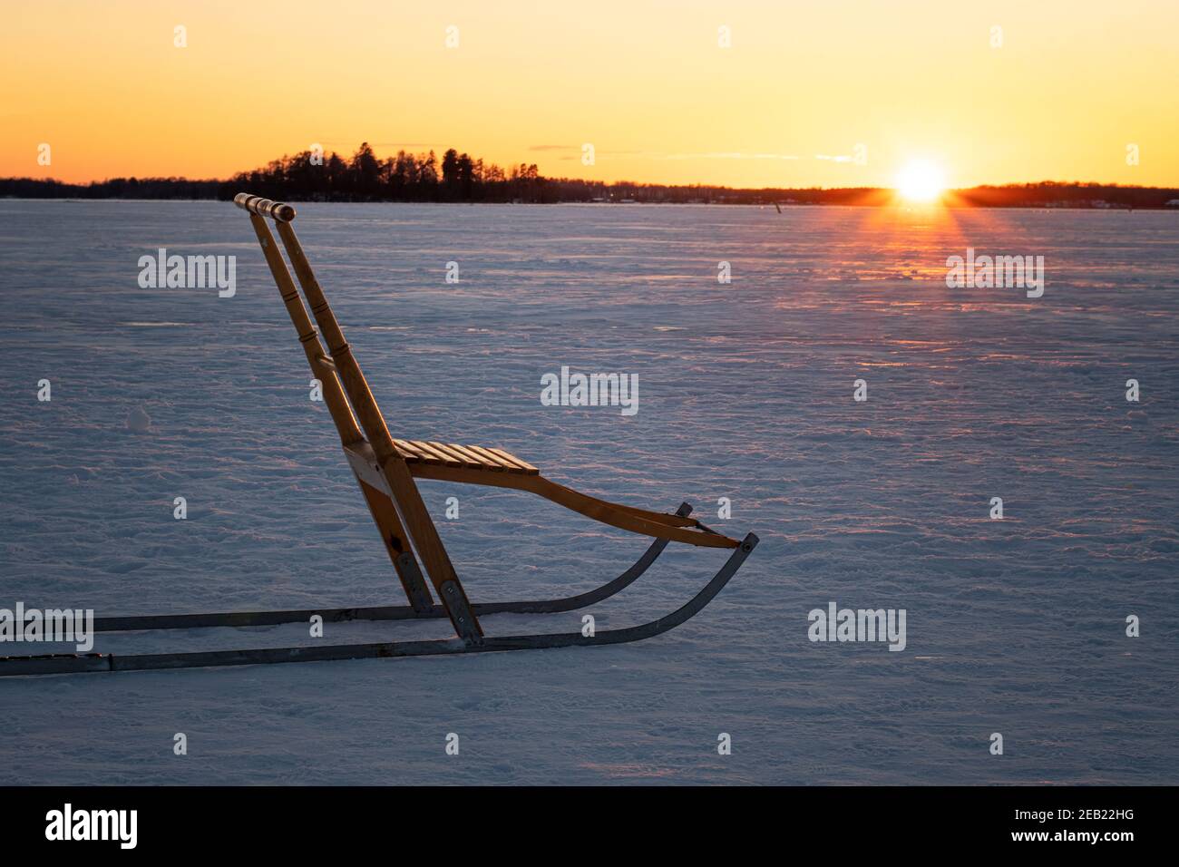 Snow kick, également connu sous le nom de kick SLED, dans un paysage d'hiver pendant le coucher du soleil. Photo prise à Vasteras, Suède Banque D'Images