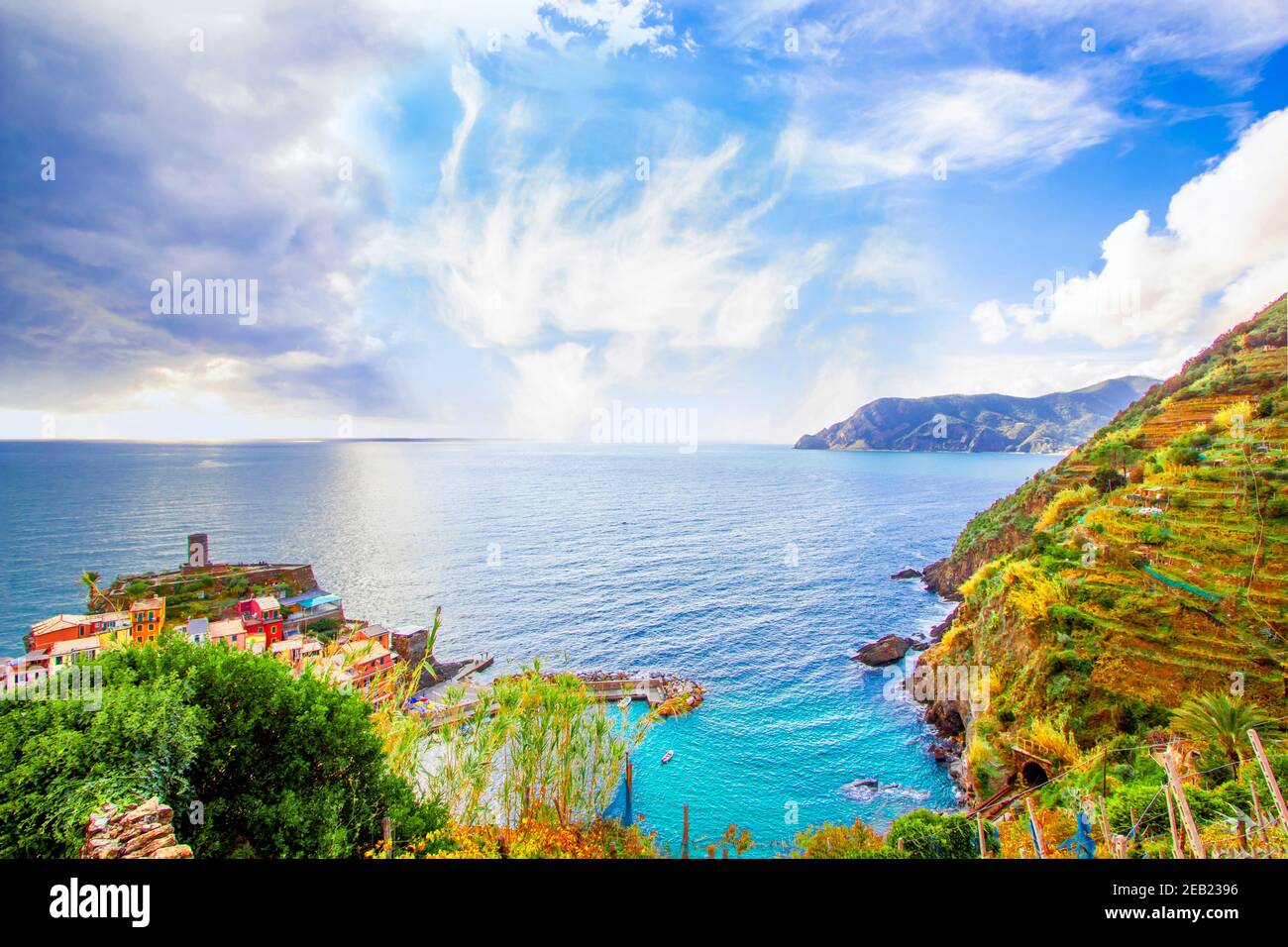 Vernazza à cinque terre sur la montagne près de la mer méditerranée en ligurie - Italie. Ciel nuageux ensoleillé Banque D'Images