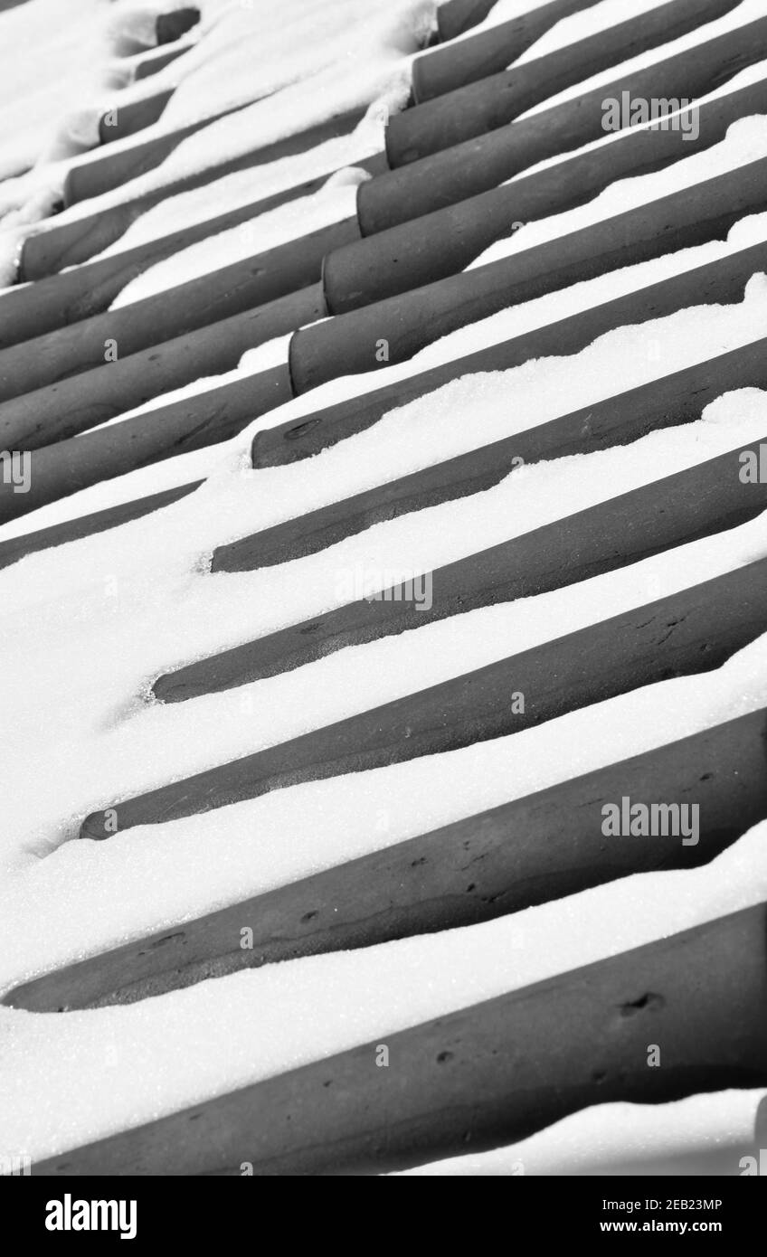 Carreaux d'argile couverts de neige sur noir et blanc Banque D'Images