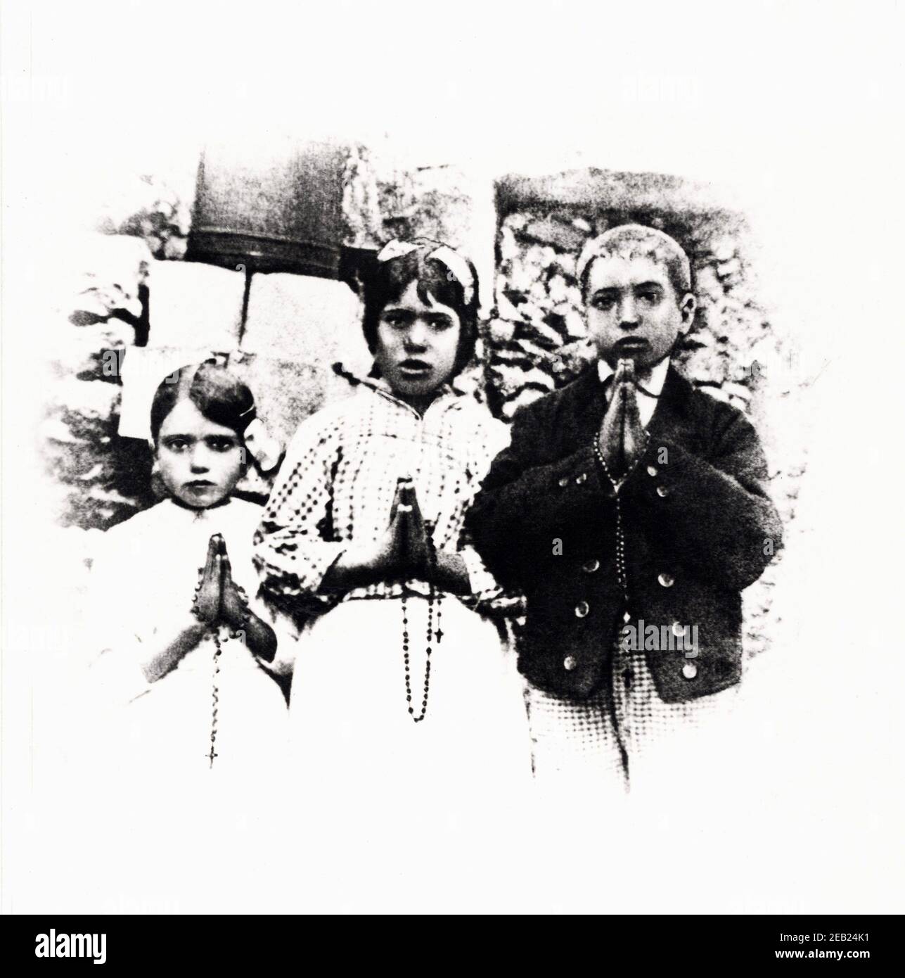 13 juillet 1917 , Fatima , Portugal : JACINTA MARTO ( 1910 - 1920 ) , FRANCISCO MARTO ( 1908 - 1919 ) e LUCIA DOS SANTOS (née le 22 mars 1907 ) A Cova da Iria au moment de la première apparition de notre Dame - MIRACOLO DI FATIMA   PORTOGALLO - RELIGIONE CATTOLICA - PRODIGI - miracoli - mistero - sovrannaturale - apparaizione mariana - apparaizioni mariane - MADONNA - Nostra Signora - Vierge Marie - MIRACLE - MISTERY miracles - RELIGION CATHOLIQUE - SANTO - SANTI - Saint - Saints - VISIONE - VISIONI - VISION - VISIONS - APPARITION - apparitions - contadino - contadini - fermier - fermier - portrait Banque D'Images
