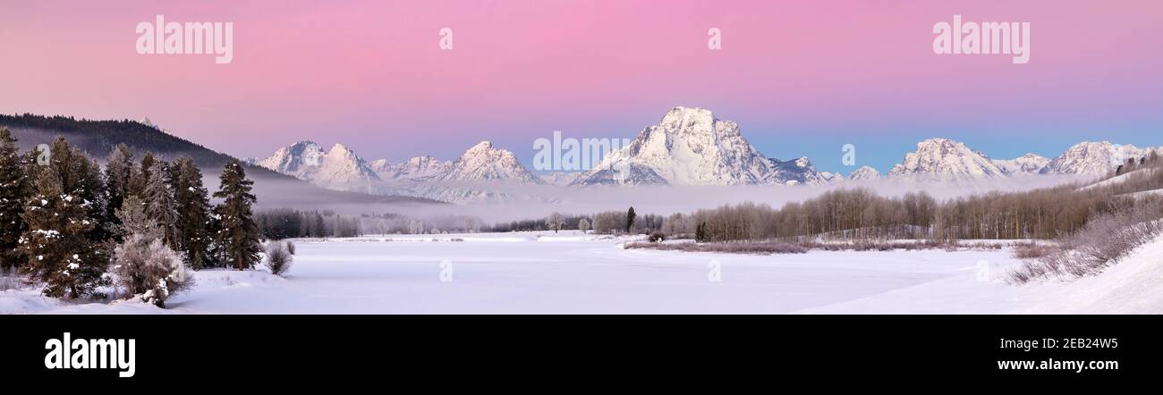 Parc national de Grand Teton, Wyoming : Mount Moran et Teton Range à l'aube avec un brouillard de basse altitude provenant de l'Oxbow de la rivière Snake en hiver Banque D'Images