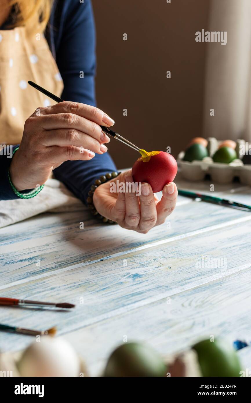 Femme peint oeuf de Pâques. Décoration pour les fêtes religieuses traditionnelles. Art et artisanat concept avec les mains des femmes Banque D'Images