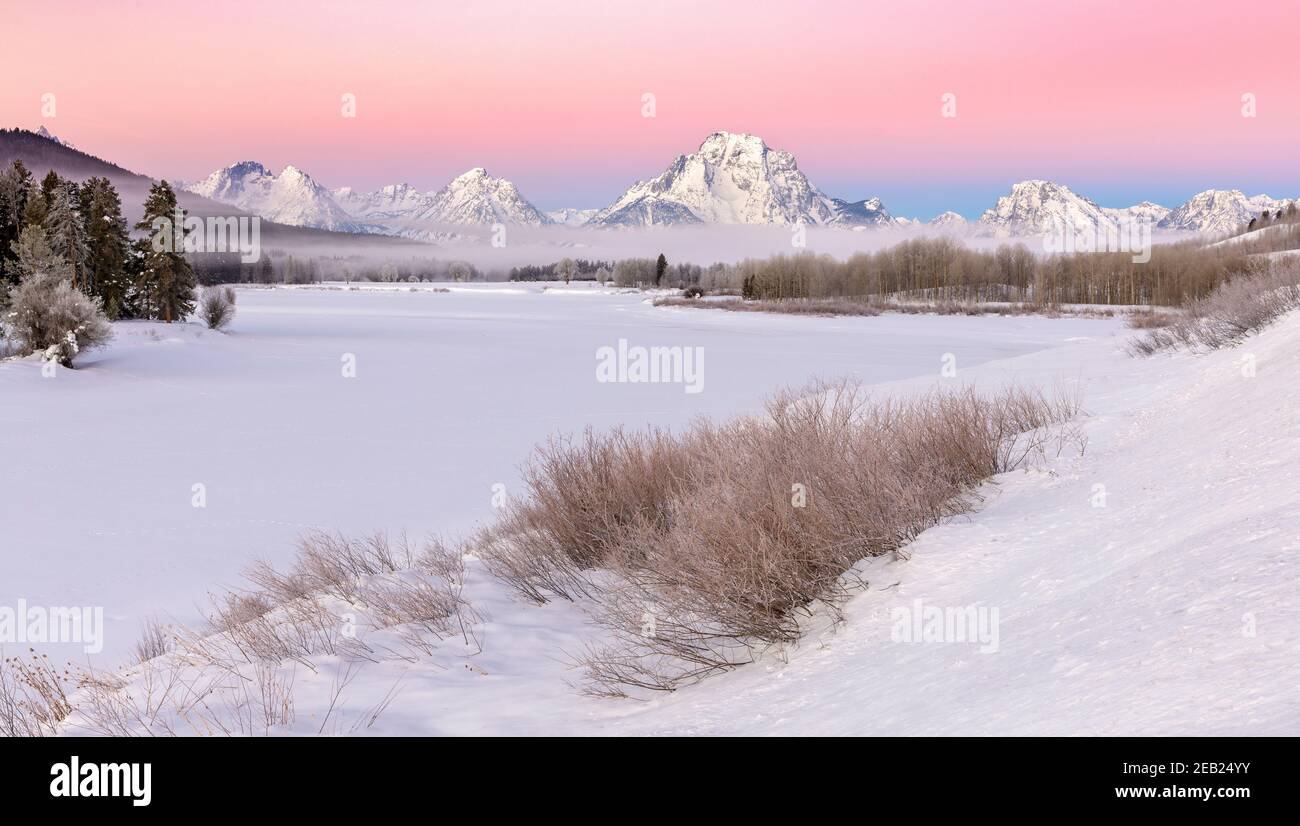 Parc national de Grand Teton, Wyoming : Mount Moran et Teton Range à l'aube avec un brouillard de basse altitude provenant de l'Oxbow de la rivière Snake en hiver Banque D'Images