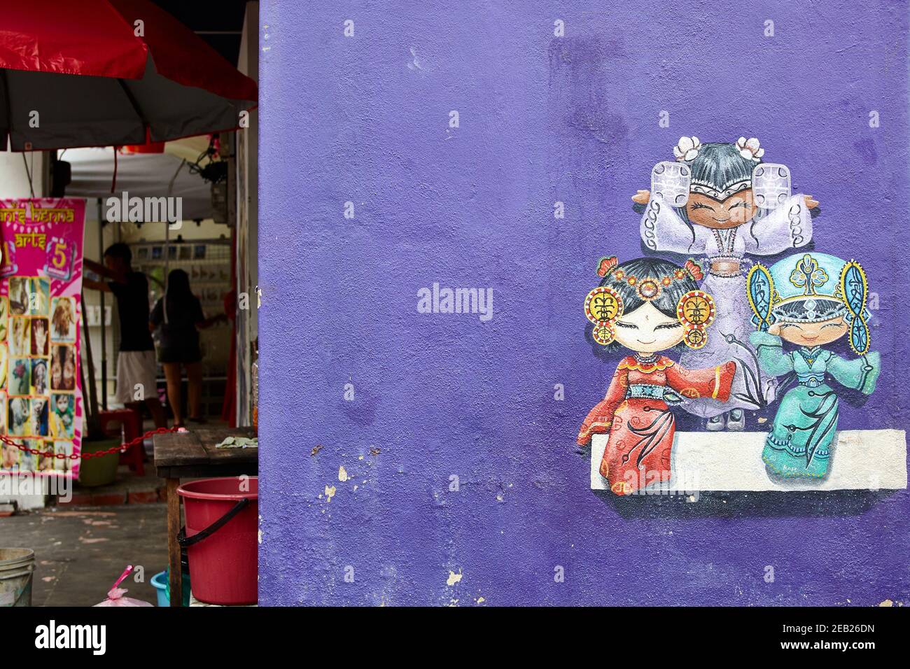 La scène d'art urbain de Penang a pris son envol en 2012 lorsque le George Town Festival a commandé un projet appelé Mirrors, une série de peintures murales d'un artiste lituanien Banque D'Images