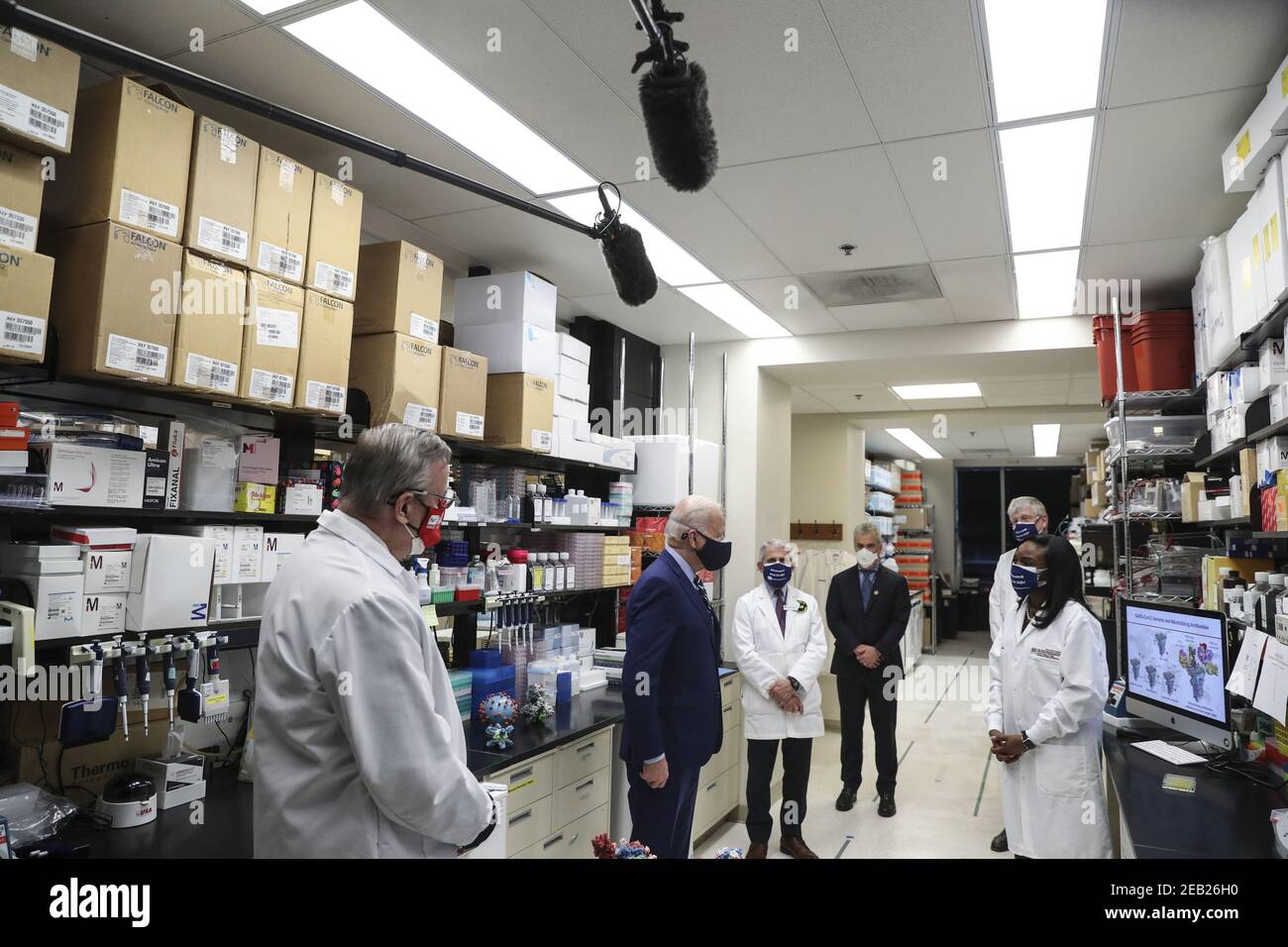 Bethesda, États-Unis. 11 février 2021. Le Président Joe Biden visite le Laboratoire de pathogenèse virale des National Institutes of Health, le jeudi 11 février 2021 à Bethesda, Maryland. Photo d'Oliver Contreras/UPI crédit: UPI/Alay Live News Banque D'Images