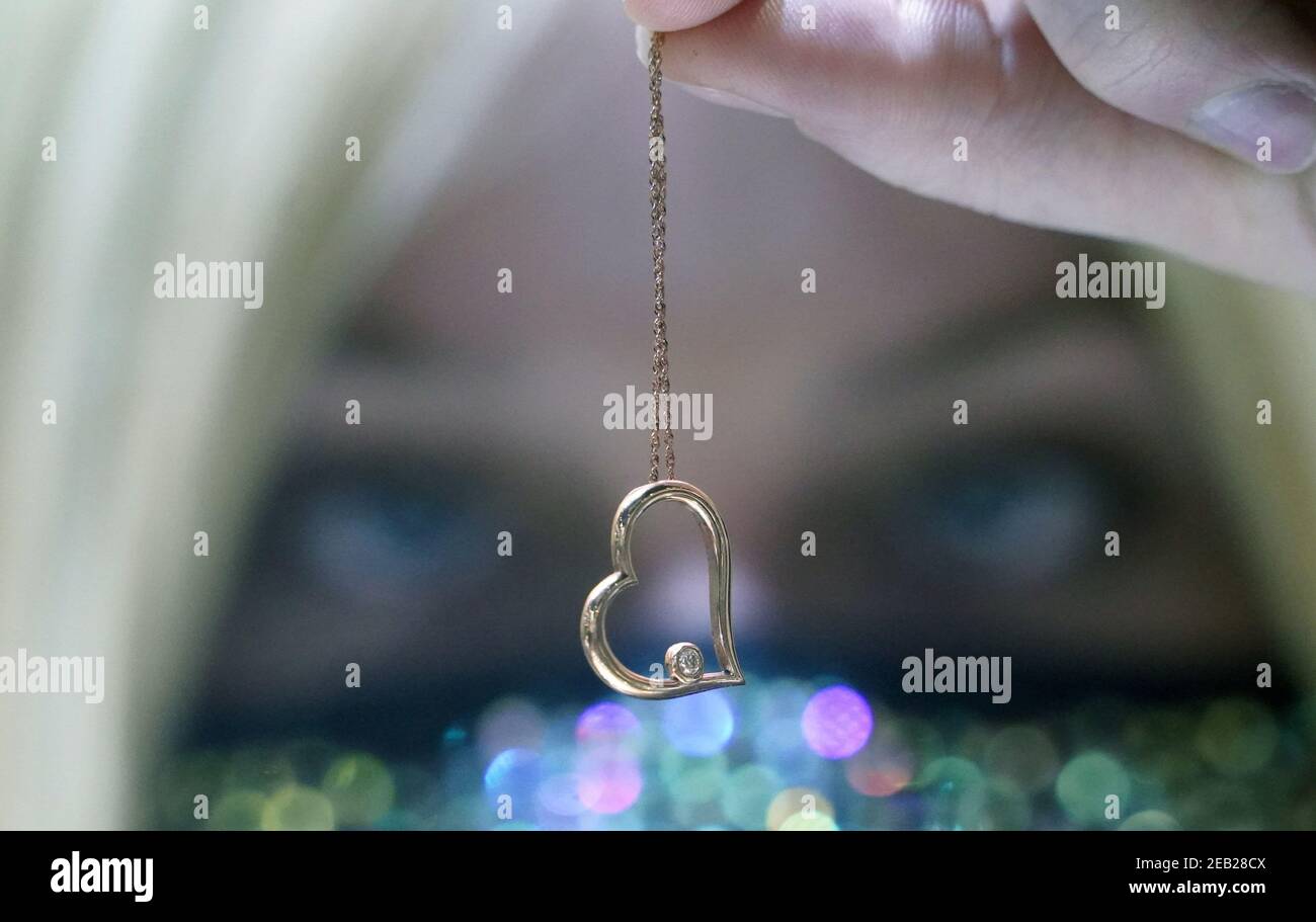 Clayton, États-Unis d'Amérique. 11 février 2021. La personne de vente Emily Reynolds inspecte un coeur d'or et de diamant à vendre pour la Saint-Valentin, au Diamond Shop de Clayton, Missouri, le jeudi 11 février 2021. Photo par Bill Greenblatt/UPI crédit: UPI/Alay Live News Banque D'Images