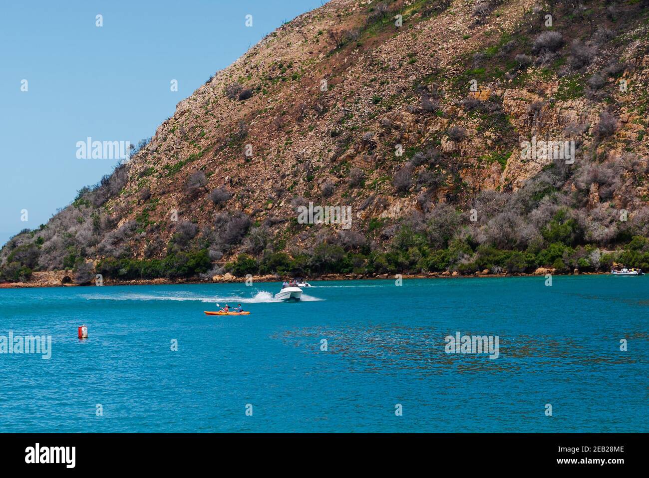 Knysna Lagoon, Mossel Bay, Afrique du Sud -- 9 janvier 2018. Photo de personnes en bateau sur les eaux de Knysna Lagoon, Afrique du Sud Banque D'Images