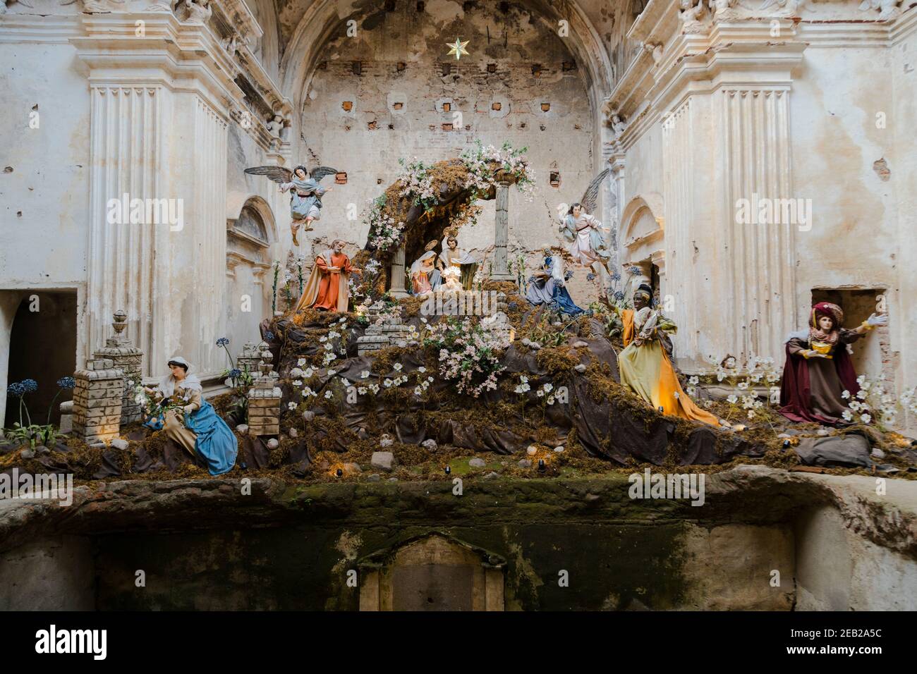 Scène géante de la Nativité de Noël dans les ruines d'Antigua Guatemala - scène de Noël avec des personnages tels que Jésus, Marie, Joseph, moutons et magiciens Banque D'Images