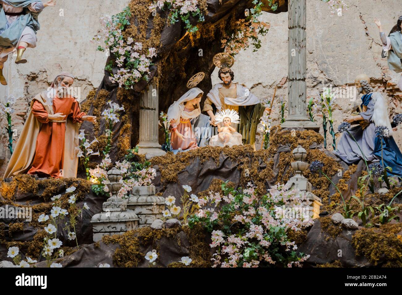 Scène géante de la Nativité de Noël dans les ruines d'Antigua Guatemala - scène de Noël avec des personnages tels que Jésus, Marie, Joseph, moutons et magiciens Banque D'Images
