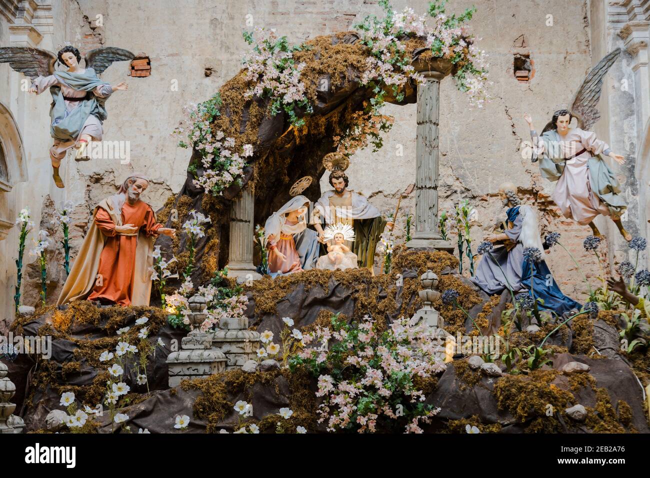 Scène géante de la Nativité de Noël dans les ruines d'Antigua Guatemala - scène de Noël avec des personnages tels que Jésus, Marie, Joseph, moutons et magiciens Banque D'Images