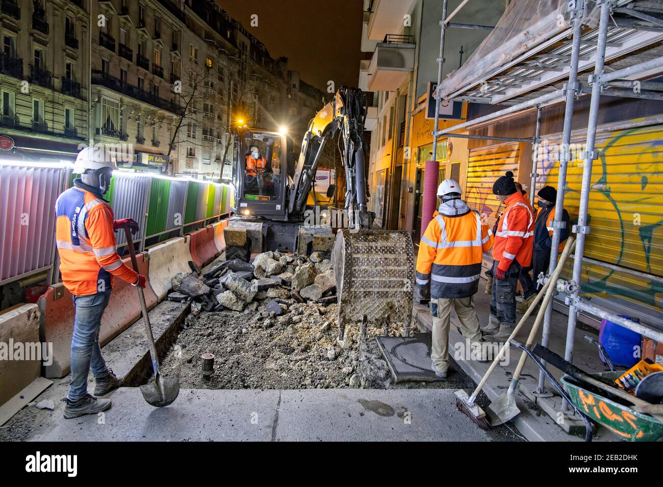 Paris, France. 19 janvier 2021. Réparation de la chaussée après un effondrement à la station de métro Pyrénées le 19 janvier 2021 Avenue Simon Bolivar à Paris. Banque D'Images