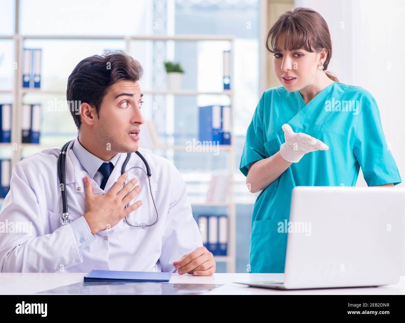 Le médecin s'est fâché contre son assistant en raison d'une erreur médicale Banque D'Images