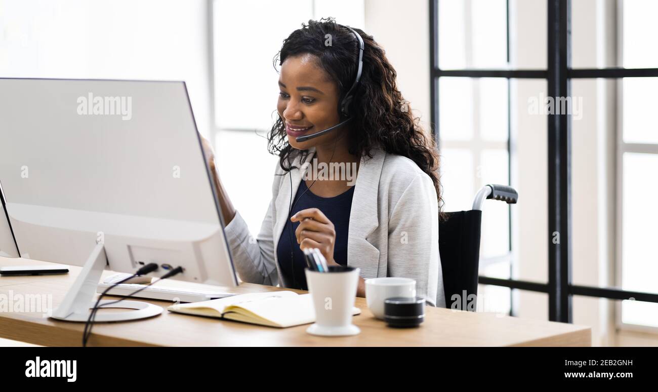 Assistant personnel virtuel Femme effectuant un appel de vidéo conférence Banque D'Images