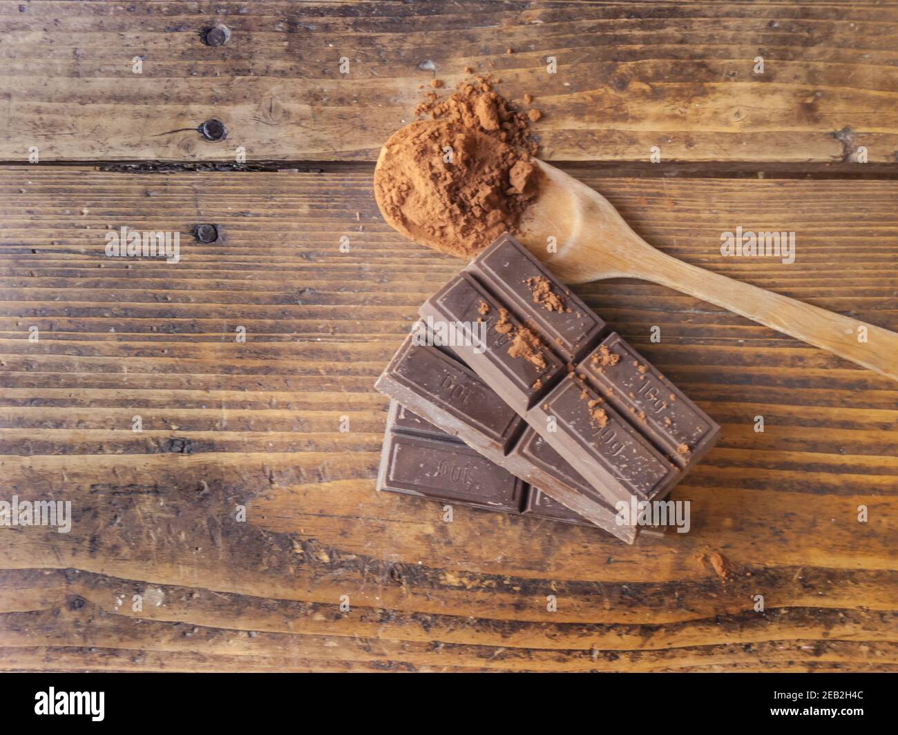 Chocolat noir sur fond de bois ancien, cuisine gastronomique Banque D'Images