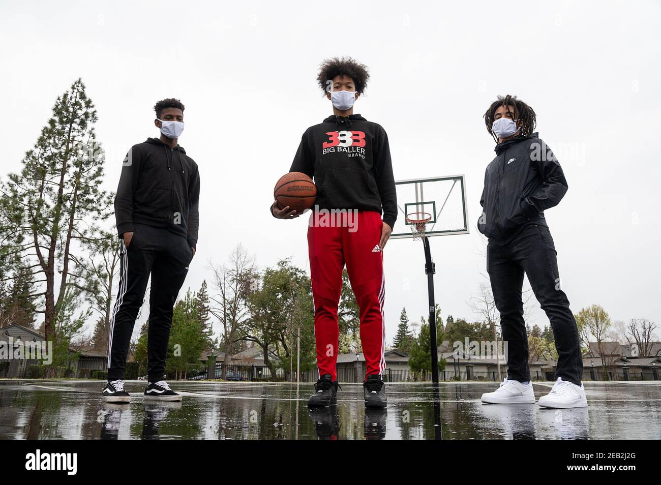 Sacramento, Californie, États-Unis. 11 février 2021. Corey Brown, 16 ans, et Brian Buchanan Jr., 17 ans, avec David Schuhmeier, 16 ans, rigfht, du stand de l'école chrétienne de Bradshaw, sont des élèves de l'Académie Leroy Greene, qui ont un parc le jeudi 11 février 2021 à Sacramento. La communauté et les familles d'une équipe de basket-ball de jeunesse sont indignées après que quatre joueurs noirs ont été chassés d'un vol Allegiant Air cette semaine en Arizona, sans moyen de rentrer à Sacramento. Crédit : Paul Kitagaki Jr./ZUMA Wire/Alay Live News Banque D'Images