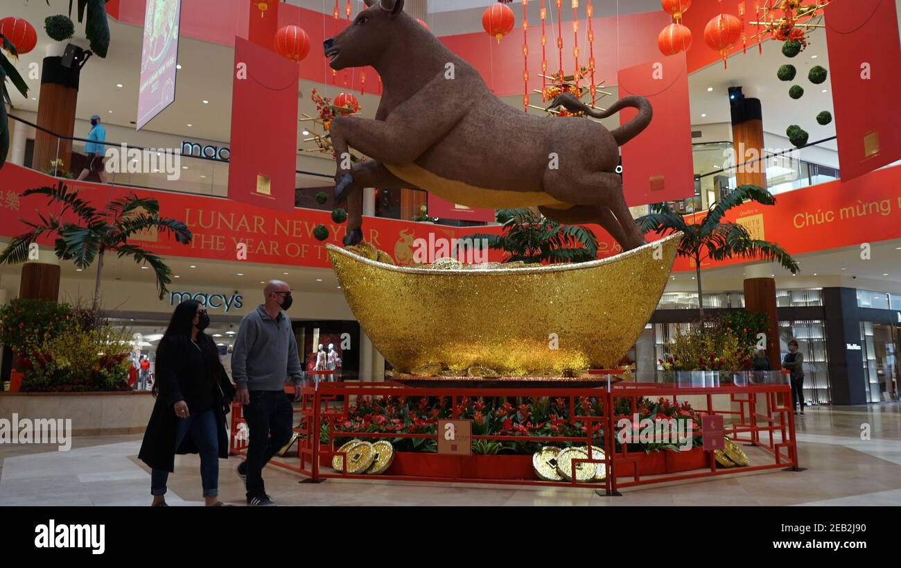 Costa Mesa, États-Unis. 11 février 2021. Les visiteurs passent devant une décoration sur le thème du boeuf à South Coast Plaza, Orange County of California, États-Unis, le 11 février 2021. Credit: Zeng hui/Xinhua/Alay Live News Banque D'Images
