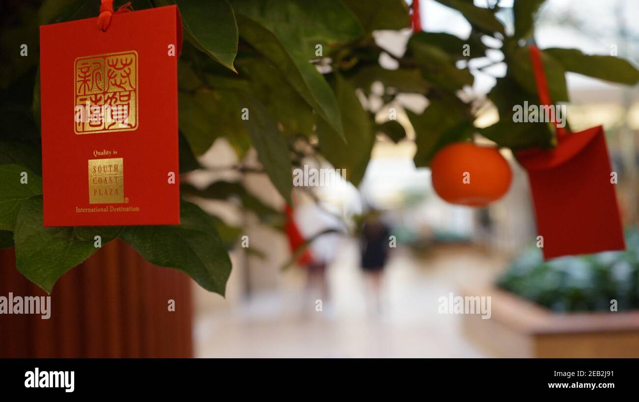 Costa Mesa, États-Unis. 11 février 2021. Les décorations pour le nouvel an lunaire chinois sont vues à South Coast Plaza, Orange County of California, États-Unis, 11 février 2021. Credit: Zeng hui/Xinhua/Alay Live News Banque D'Images