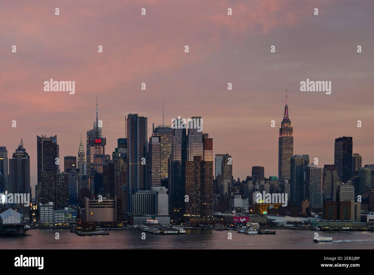 L'Empire State Building, Hudson River et Midtown Manhattan au crépuscule, New York City, USA Banque D'Images