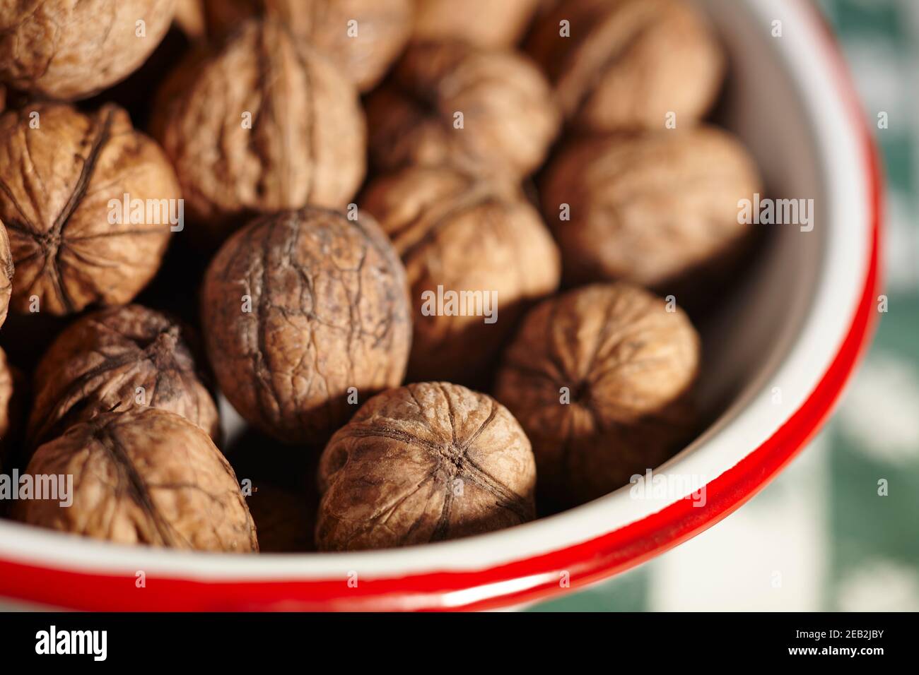 Un bol de noix anglaises dans leurs coquilles Banque D'Images