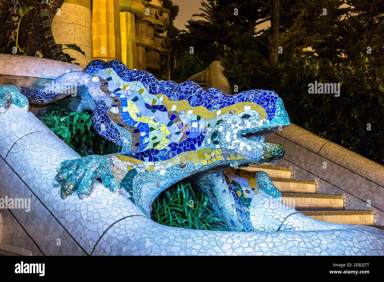 Sculpture d'une salamandre d'Antoni Gaudi dans le parc Guell à Barcelone, Espagne, dans une nuit d'été Banque D'Images