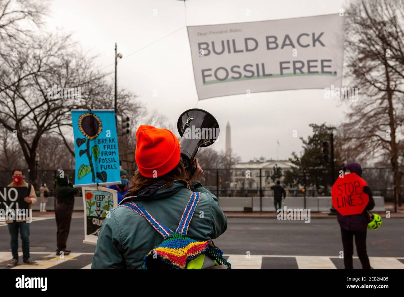 Washington, DC, États-Unis, 11 février 2021. Photo : un des leaders du rassemblement et de la marche sur la liberté des fossiles de Build Back, sponsorisé par Shutdown DC, s'adresse aux manifestants de la Maison Blanche. Cet événement a incité le président Biden à mettre fin à la construction de pipelines de pétrole, à la fracturation hydraulique du gaz naturel et à reconstruire l'économie américaine sans utiliser de combustibles fossiles. Crédit : Allison C Bailey/Alay Live News Banque D'Images