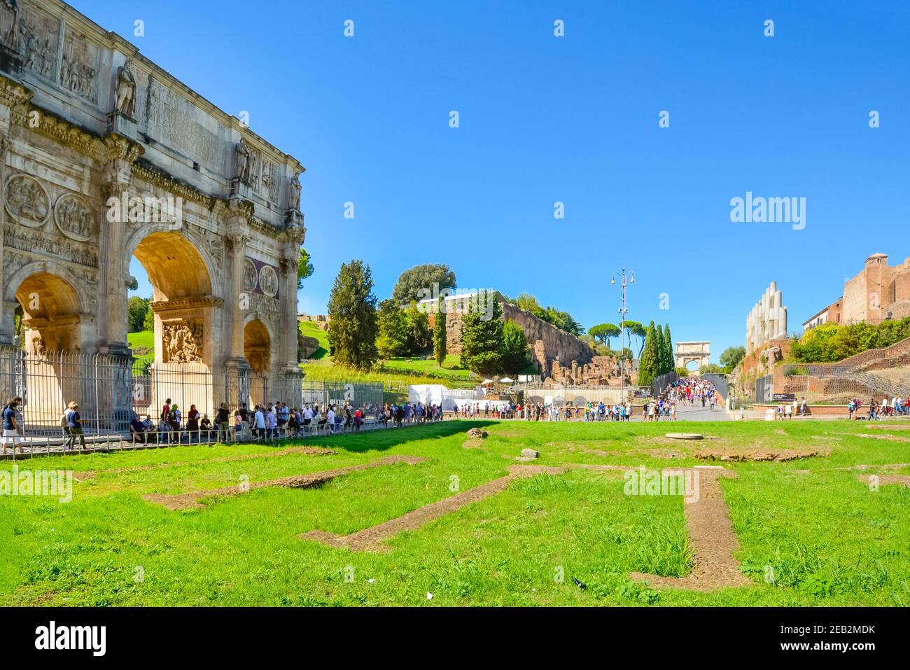 Les touristes visitent le Forum Romain, avec l'Arc de Constantin et l'Arc de Titus à voir à Rome, Italie. Banque D'Images