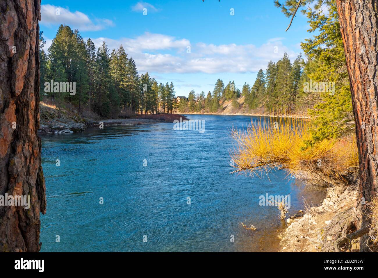Vue panoramique sur la rivière Spokane depuis le parc public Corbin qui traverse la ville rurale de Post Falls, Idaho, États-Unis. Banque D'Images