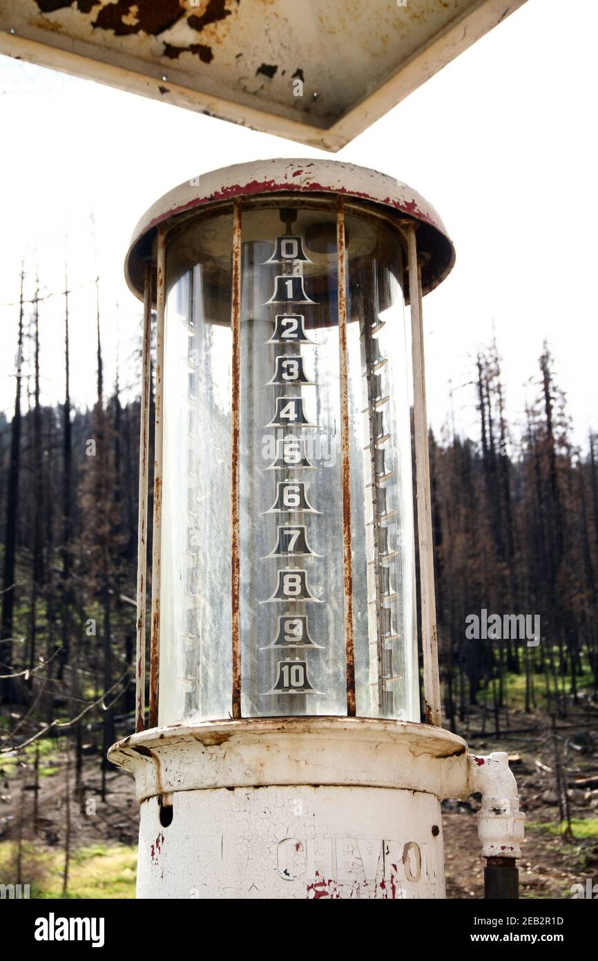 Pompe à gaz d'époque rouillée dans le canton de Dardanelle après le 2018 Donnell Fire. Arbres morts brûlés sur l'autoroute 108, Sonora Pass, Stanislaus National Forest, CA. Banque D'Images