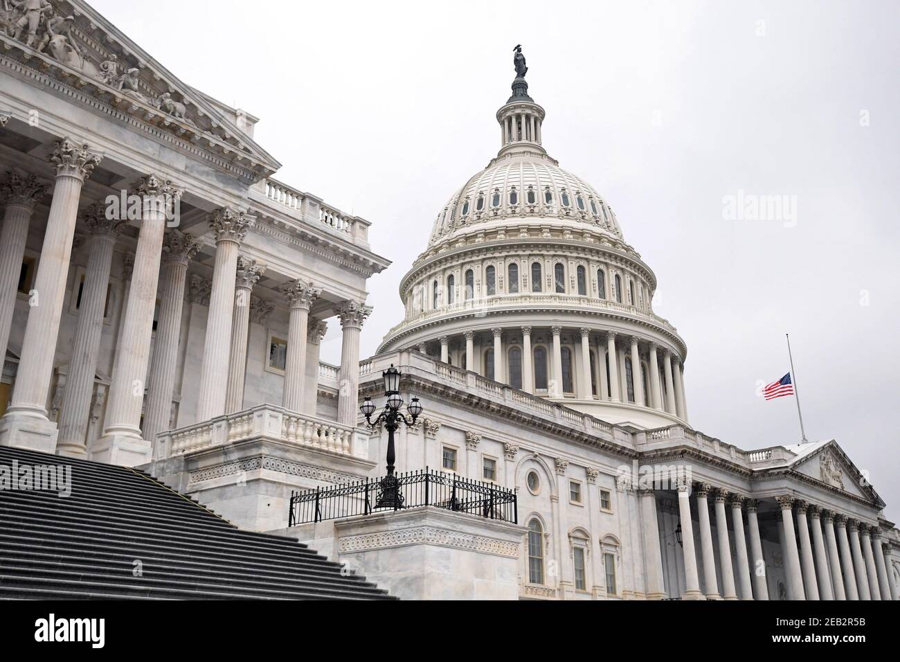 Washington, États-Unis. 11 février 2021. Le Capitole des États-Unis est vu le troisième jour du procès de destitution de l'ancien président Trump, à Washington, DC, le jeudi 11 février 2021. Les responsables de la mise en accusation ont déclaré que Trump était « responsable » de l'attaque du 6 janvier au Capitole des États-Unis et qu'il devrait être condamné et interdit de reprendre des fonctions publiques. Photo de Kevin Dietsch/UPI crédit: UPI/Alay Live News Banque D'Images