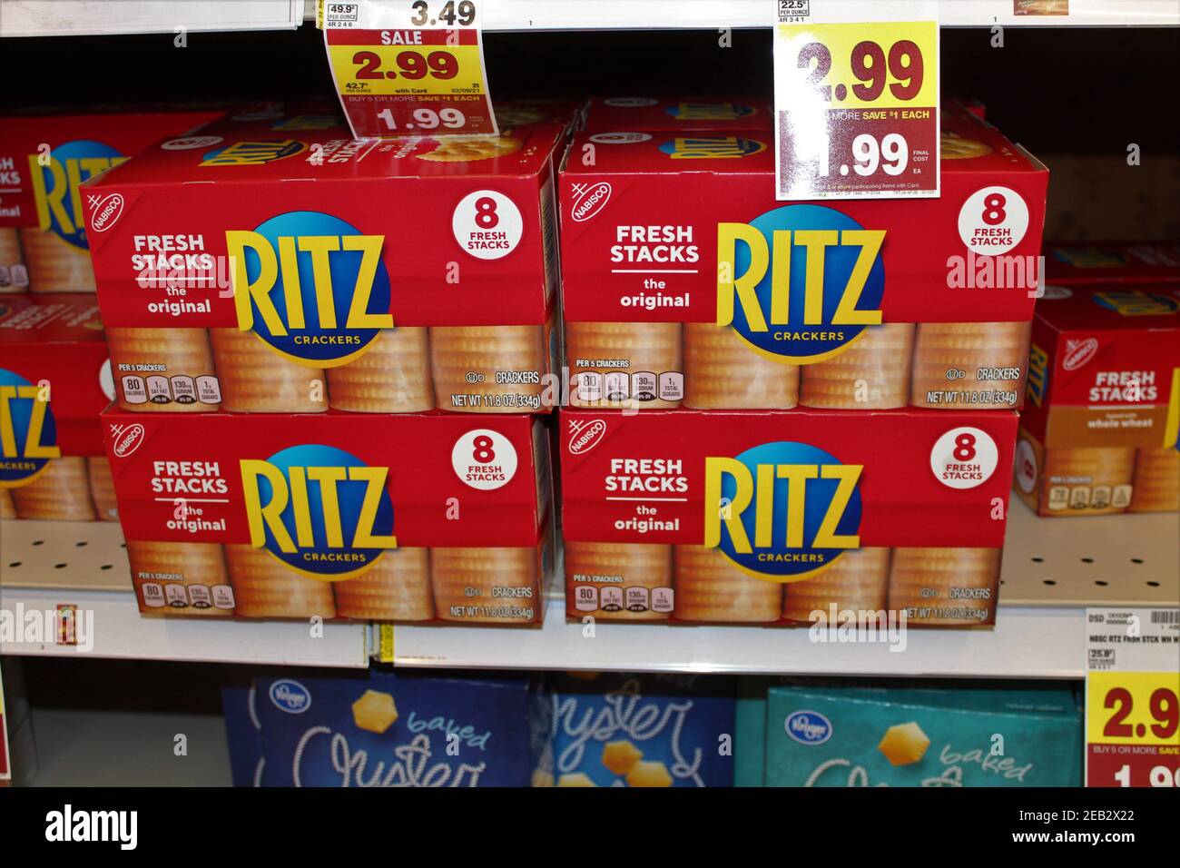 Les craquelins Ritz en paquets ont été photographiés de près sur une étagère métallique dans une épicerie du Kansas. Banque D'Images