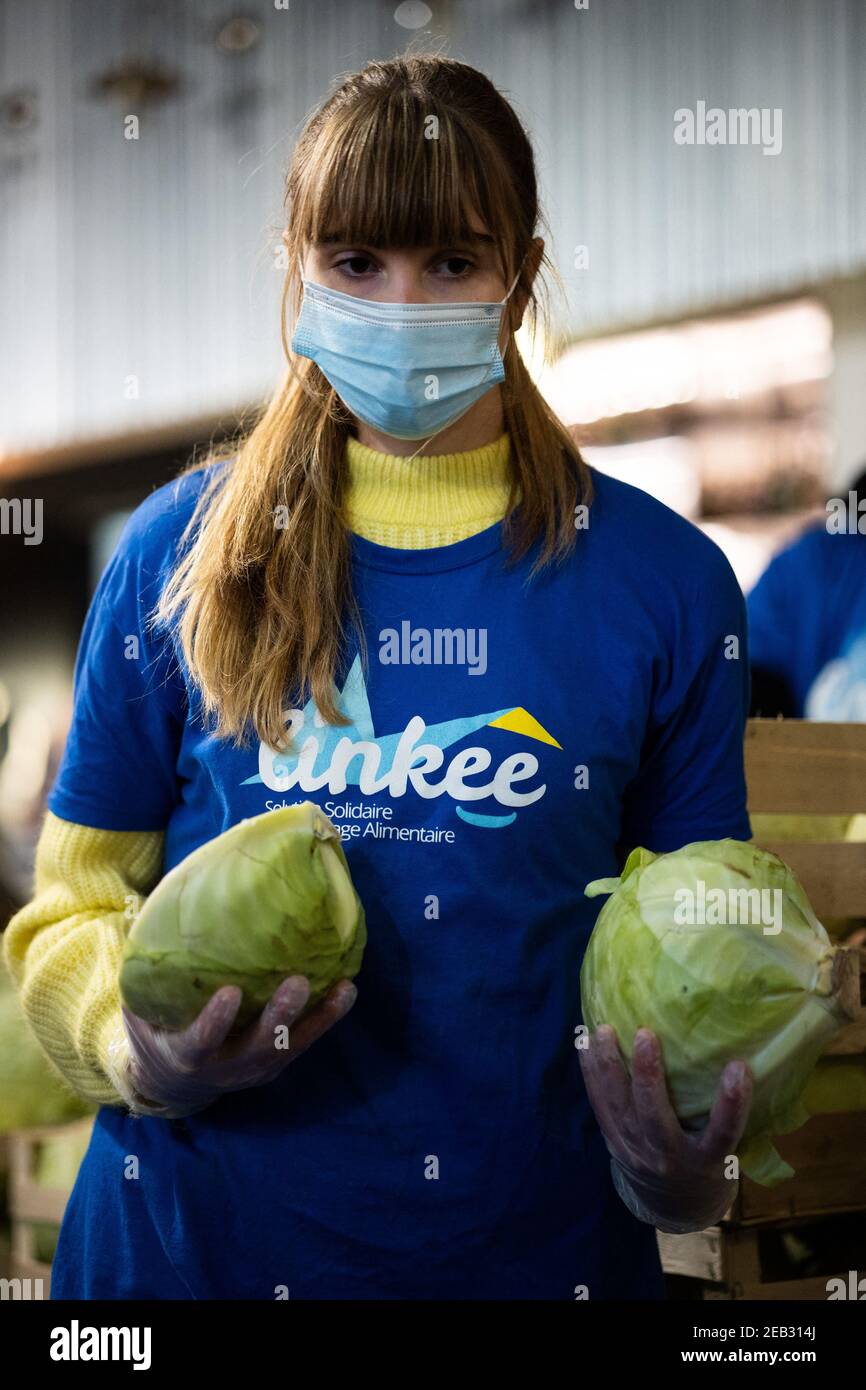 Des volontaires de l'association Linkee préparent des boîtes alimentaires  de légumes et de fruits. Linkee offre à tous les étudiants, qu'ils aient  une bourse ou non, des paniers alimentaires ou des repas