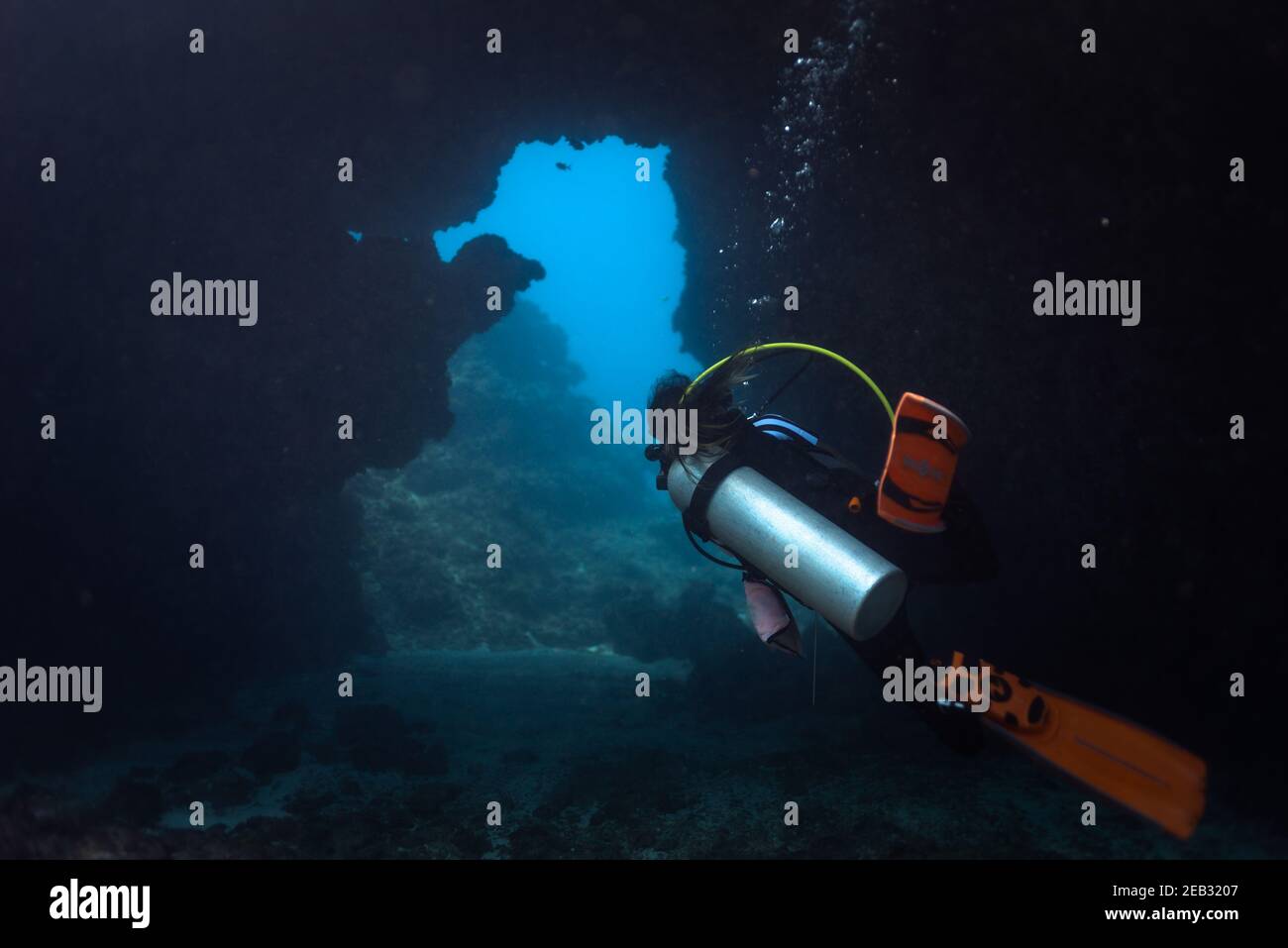 Plongée sous-marine fille dans l'océan bleu eau libre et bleu ciel Banque D'Images