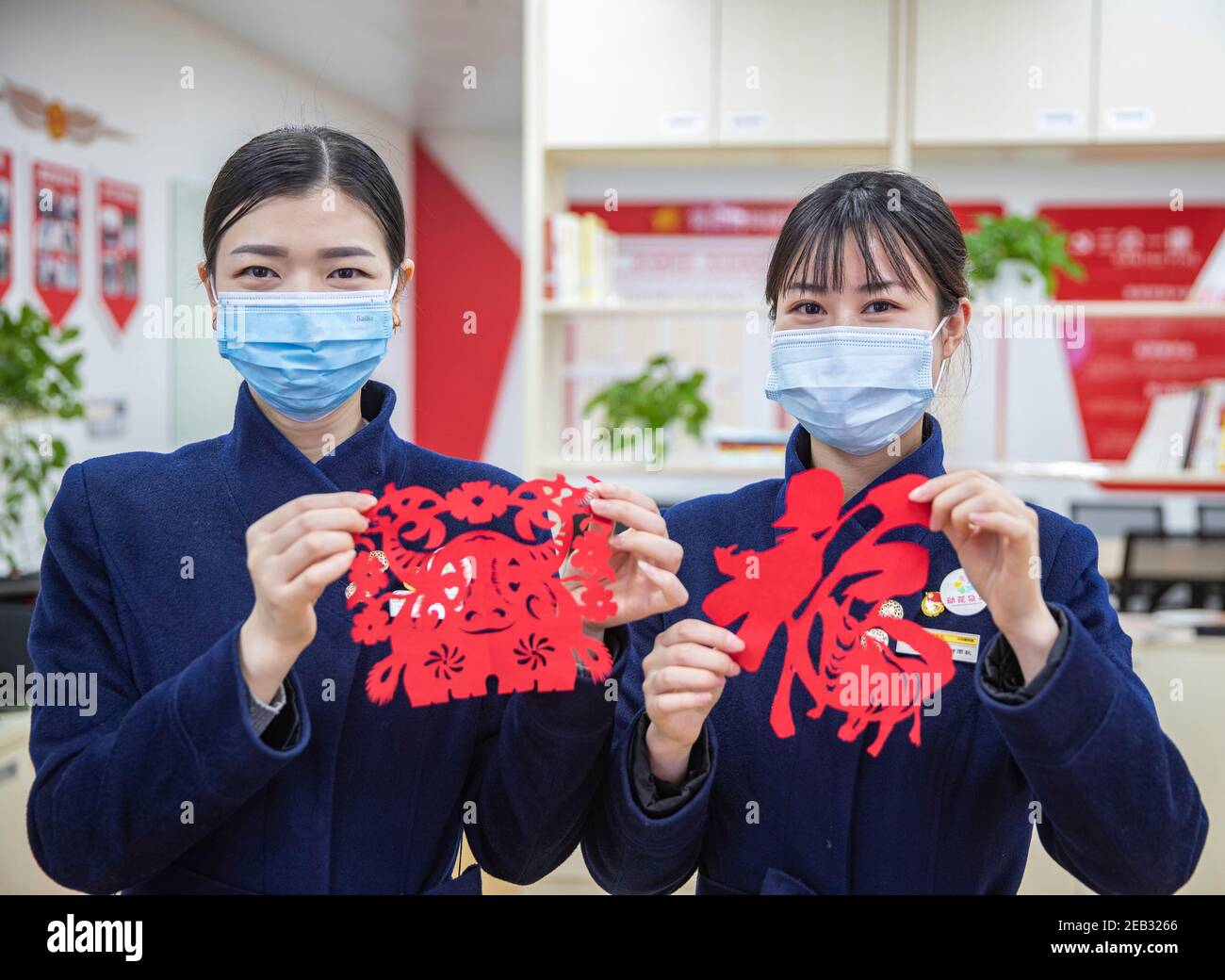 Pékin, Chine. 12 février 2021. Les membres du personnel présentent des décorations pour la coupe du papier du nouvel an à la gare ferroviaire de Chongqing North, dans le sud-ouest de la Chine, à Chongqing, le 1er février 2021. Le nouvel an lunaire chinois, ou Festival de printemps, célèbre le début d'une nouvelle année sur le calendrier chinois lunisolaire traditionnel. Le 12 février 2021 est le premier jour de l'année de l'Ox. Credit: Huang Wei/Xinhua/Alay Live News Banque D'Images