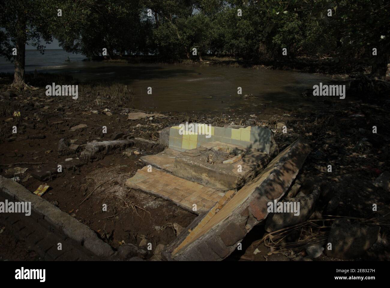 Structure fabriquée par l'homme détruite par l'abrasion côtière, située au milieu de la mangrove de Kapuk Angke, près du village de Kamal Muara, dans la zone côtière de Jakarta, en Indonésie. Banque D'Images