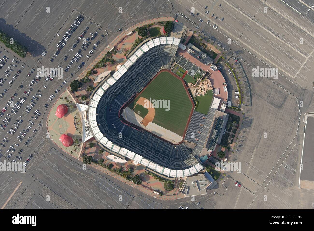 Une vue aérienne de l'Angel Stadium d'Anahiem, le mercredi 10 février 2021, à Anaheim, Calif. Banque D'Images