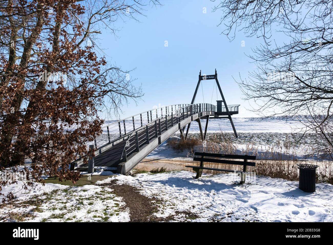 Point d'observation 'Seedyk Kiekje' en hiver avec de la neige sur la côte de la Frise. Ici vous regardez par-dessus l'Ijsselmeer vers Urk et le Noordoosstpolder Banque D'Images