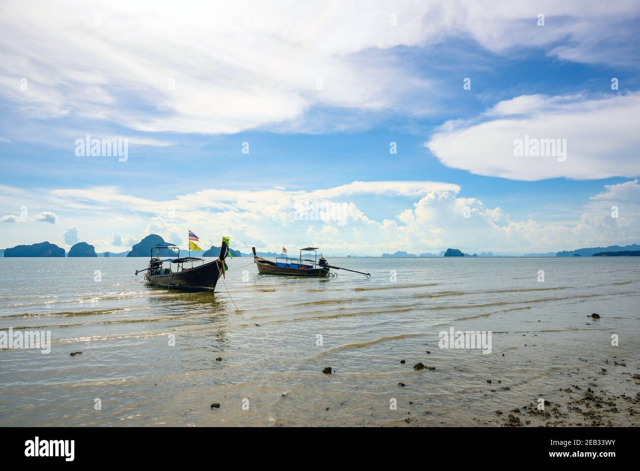 Deux bateaux touristiques amarrés dans l'eau à la plage de tup Kaek, province de Krabi, Thaïlande pendant la journée avec un beau ciel. Banque D'Images