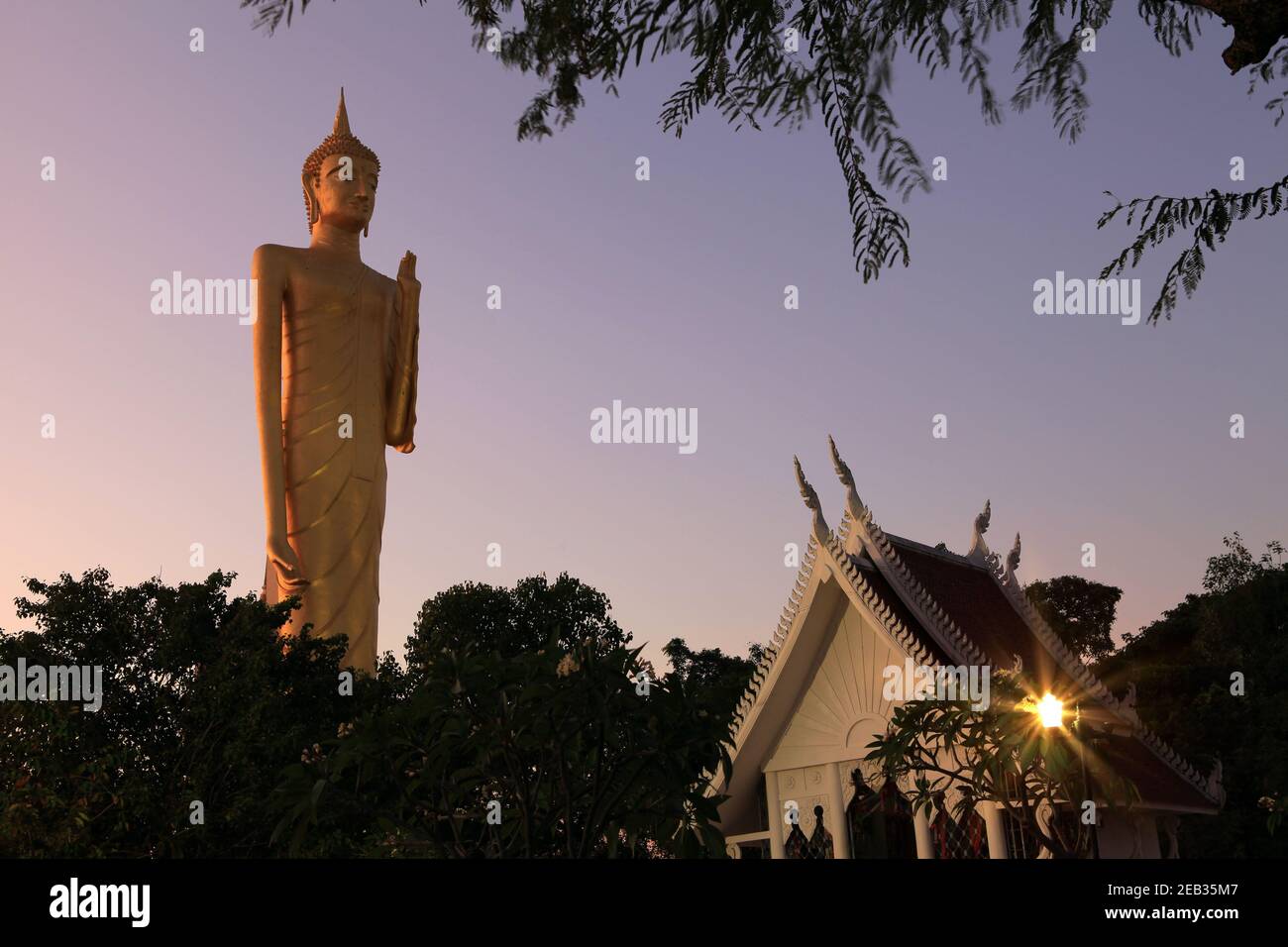 Burapha Phiram Temple et Grand Bouddha ou Bouddha Rattanamongkol Mahamuni la plus haute statue de Bouddha en Thaïlande dans la région du Roi et de la province, dans le tvili Banque D'Images