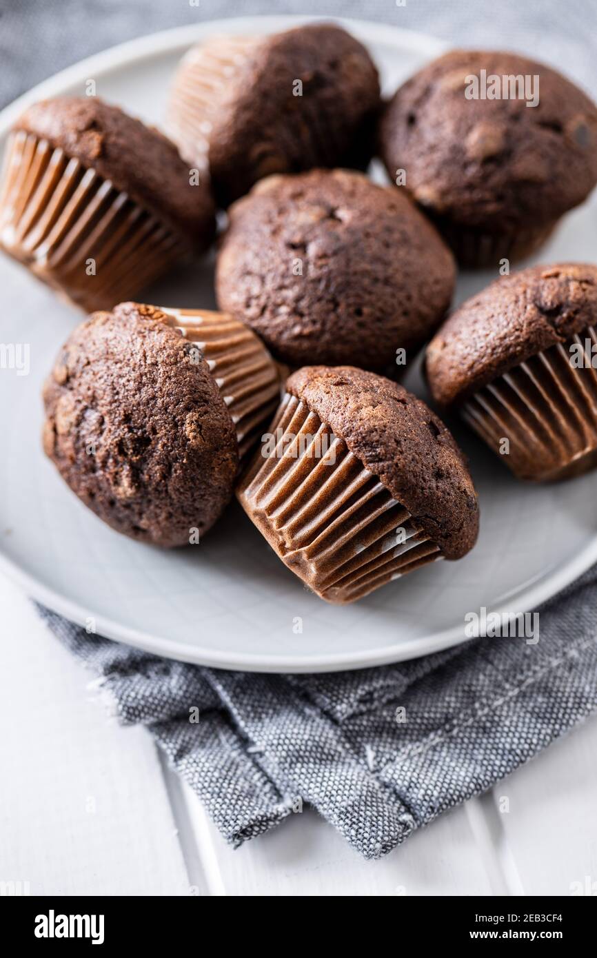 Muffins au chocolat. Petits gâteaux doux et foncés sur l'assiette. Banque D'Images