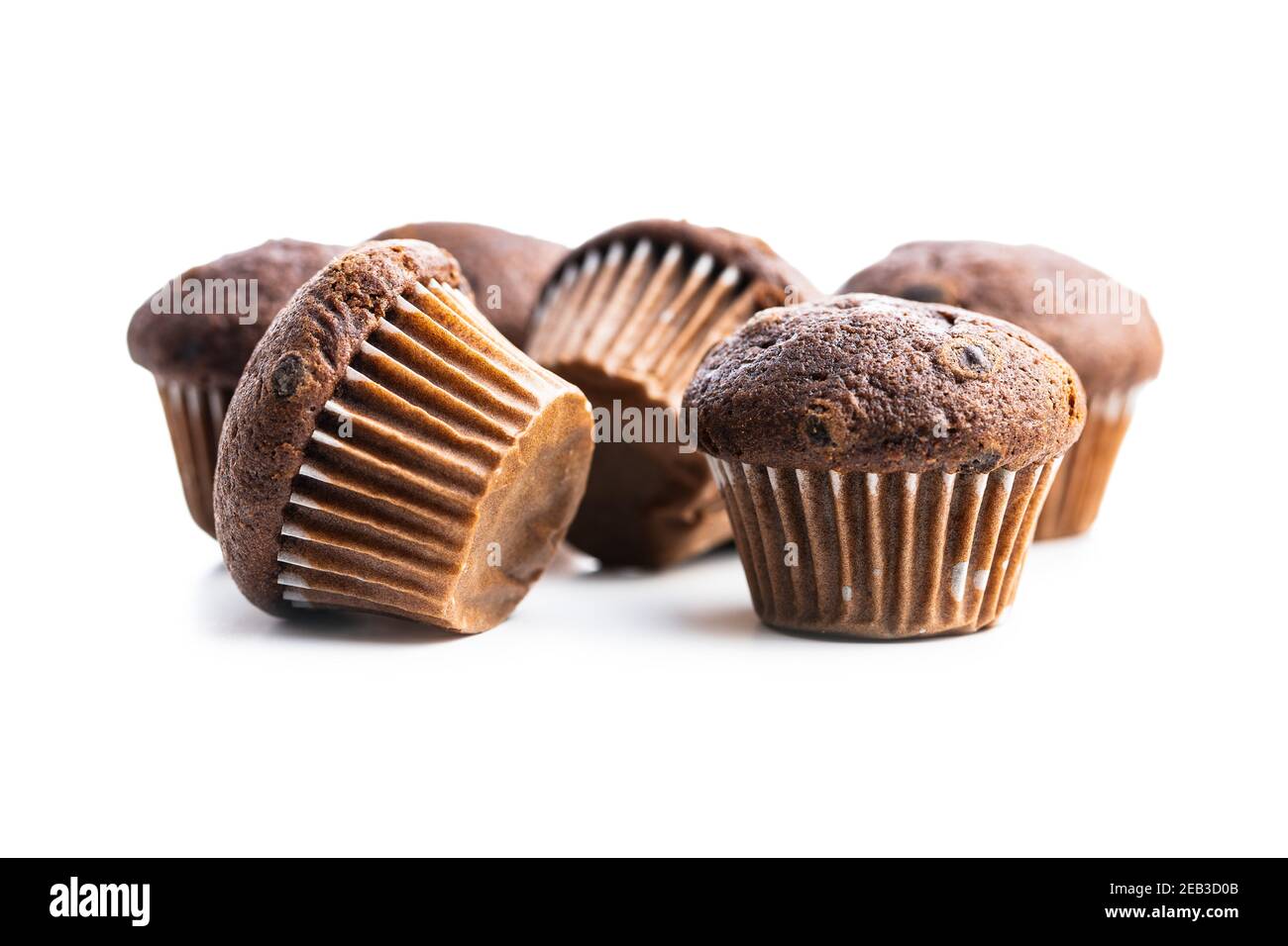 Muffins au chocolat. Petits gâteaux doux et foncés isolés sur fond blanc. Banque D'Images