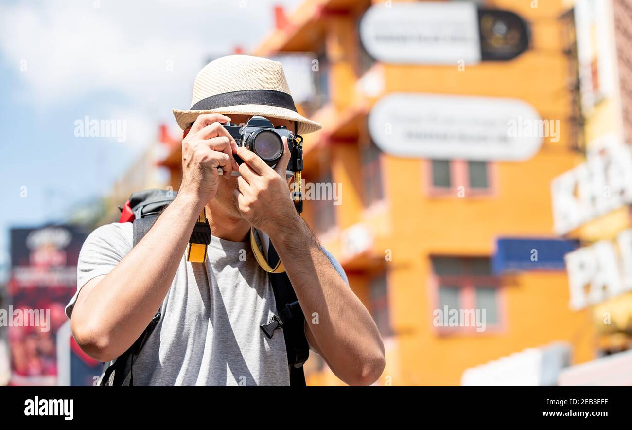 Photographe touristique prenant des photos avec l'appareil photo à Khao san Road Bangkok, Thaïlande pendant les vacances d'été Banque D'Images