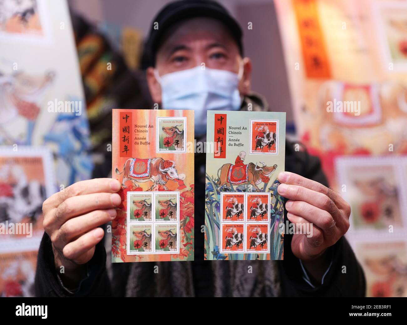 Pékin, France. 6 février 2021. Chen Jiang Hong, artiste chinois basé à Paris,  présente les timbres commémoratifs sur le thème de l'année de l'Ox lors de  la cérémonie d'émission à Paris, en